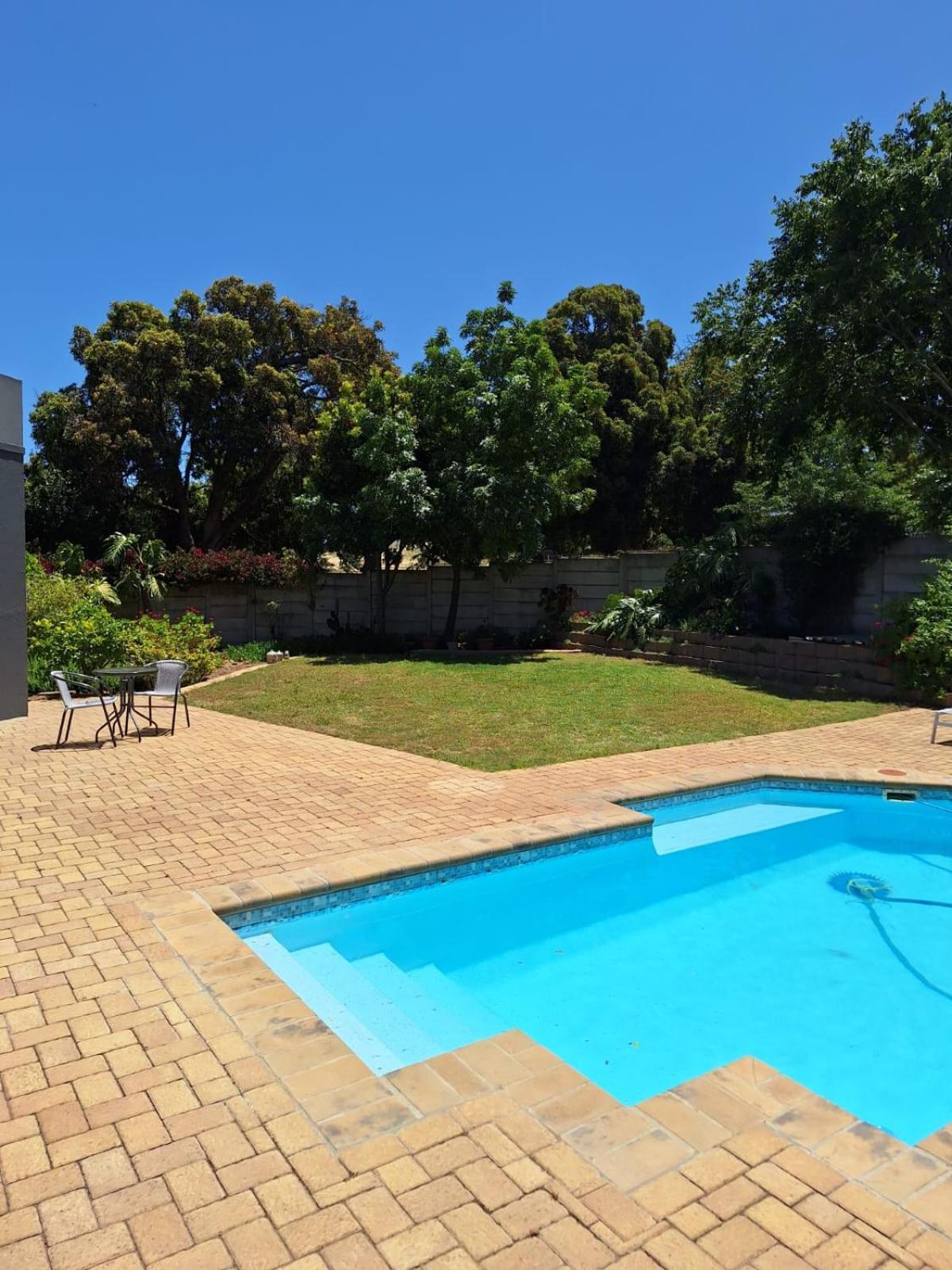 Dee-one's At Napier,kenridge,self Catering With Pool